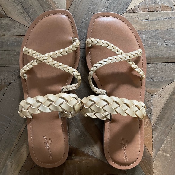 Universal Thread Sandals - Picture 1 of 3